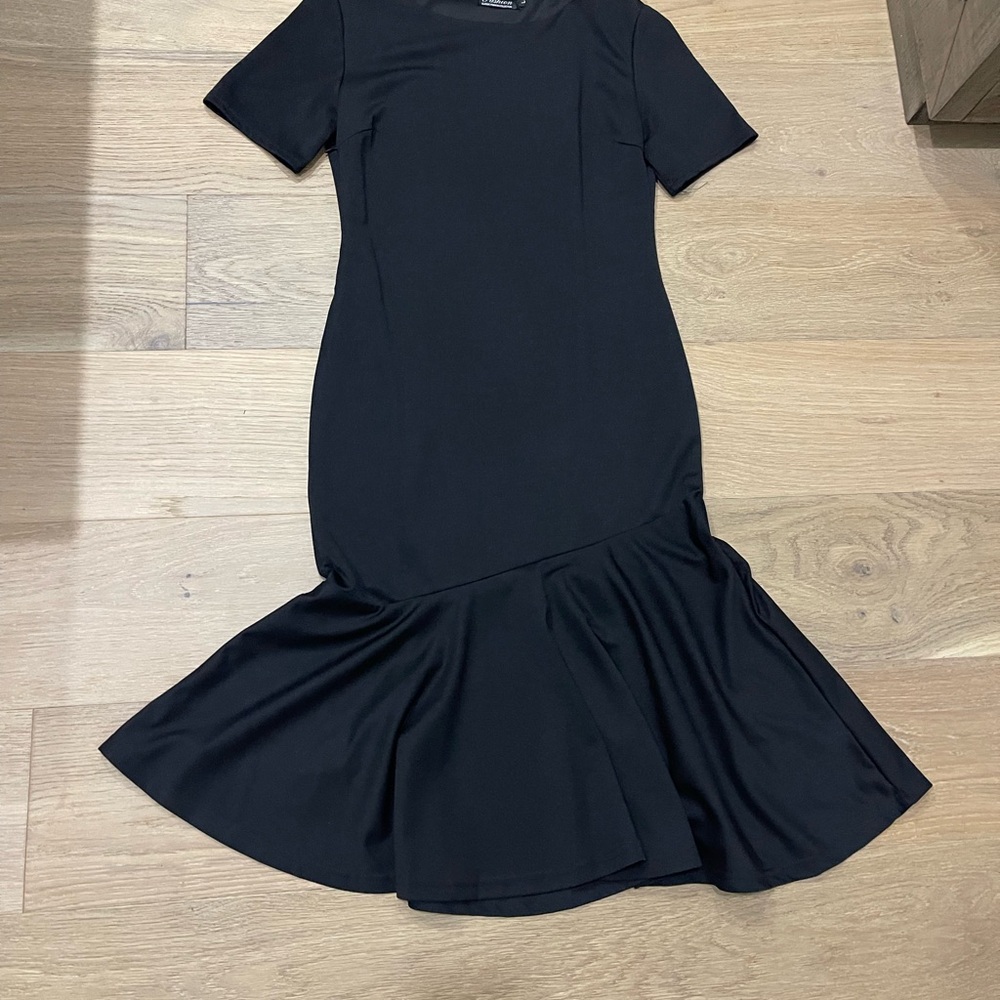 Elegant Black Midi Dress with Flared Hem - Picture 2 of 7